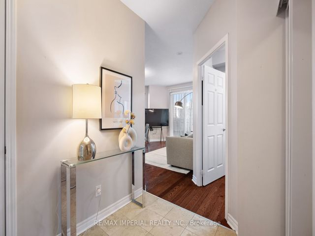 2210 - 18 Holmes Ave