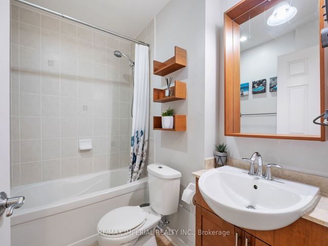 2210 - 18 Holmes Ave