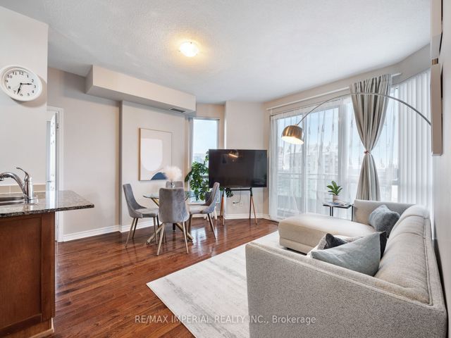 2210 - 18 Holmes Ave