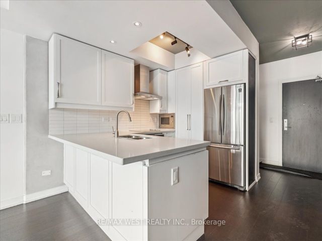 903 - 220 George St