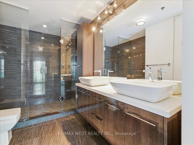 903 - 220 George St