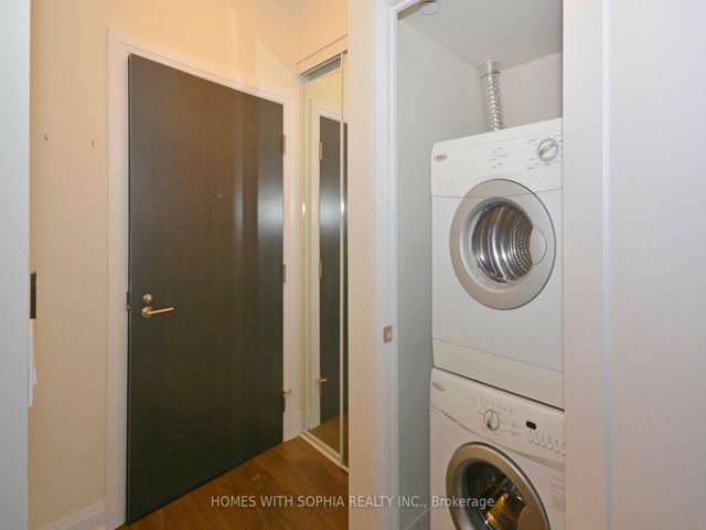 2004 - 18 Graydon Hall Dr