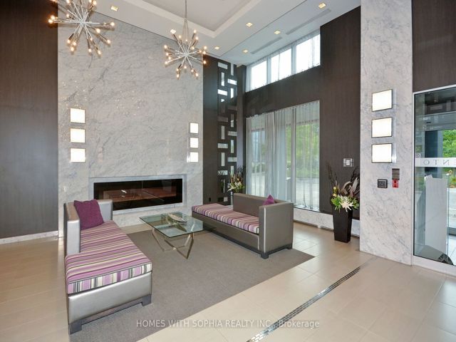 2004 - 18 Graydon Hall Dr