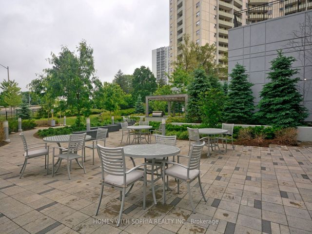 2004 - 18 Graydon Hall Dr