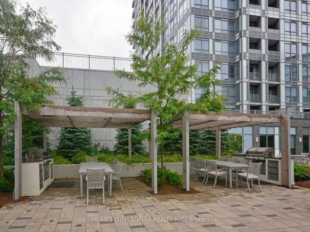 2004 - 18 Graydon Hall Dr