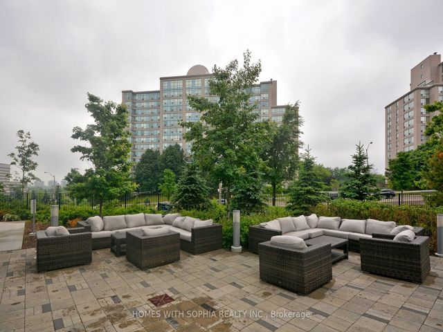 2004 - 18 Graydon Hall Dr