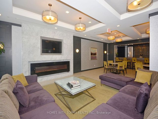 2004 - 18 Graydon Hall Dr