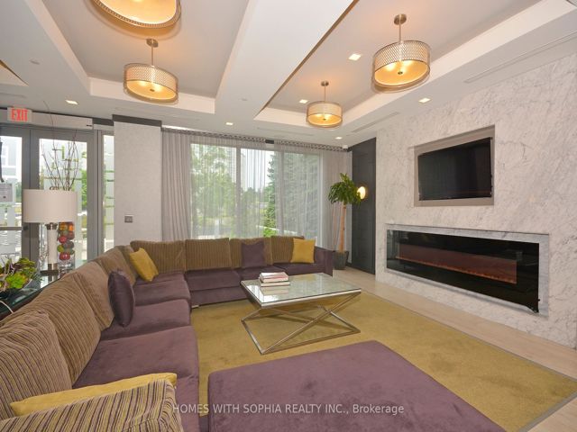 2004 - 18 Graydon Hall Dr