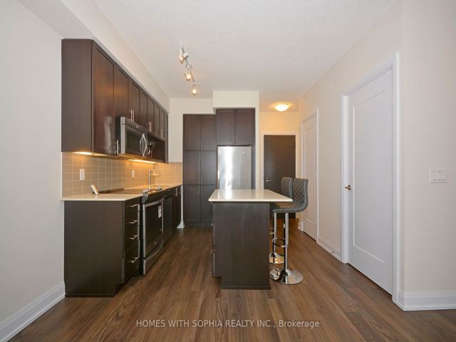 2004 - 18 Graydon Hall Dr