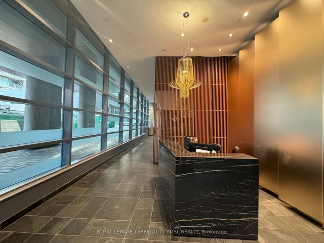 202 - 650 King St W