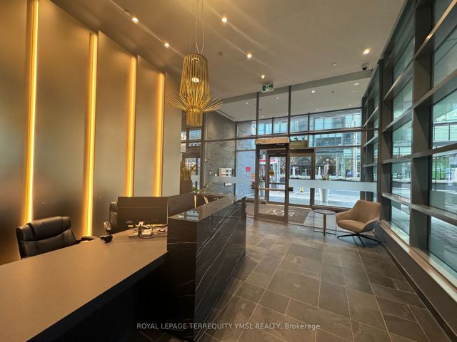 202 - 650 King St W
