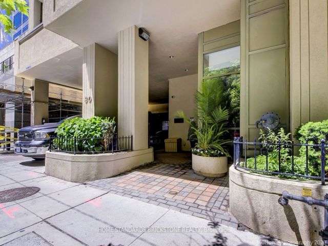 907 - 30 Hayden St