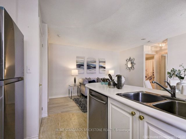 907 - 30 Hayden St
