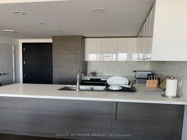 2815 - 488 University Ave