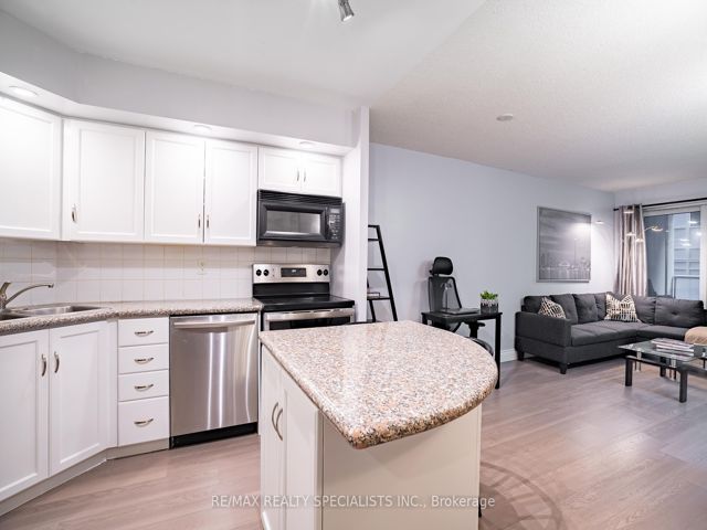 428 - 250 Wellington St W