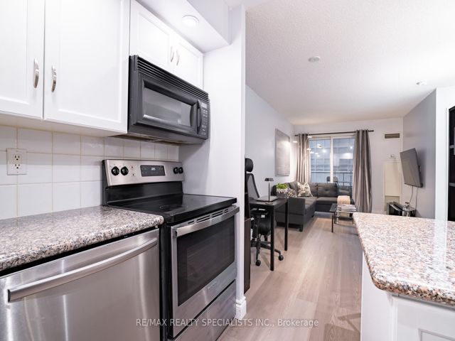 428 - 250 Wellington St W