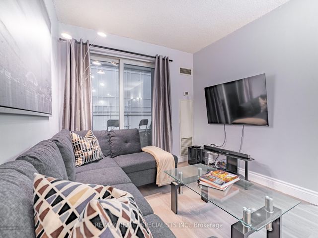 428 - 250 Wellington St W