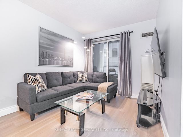 428 - 250 Wellington St W