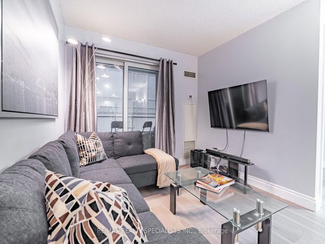 428 - 250 Wellington St W