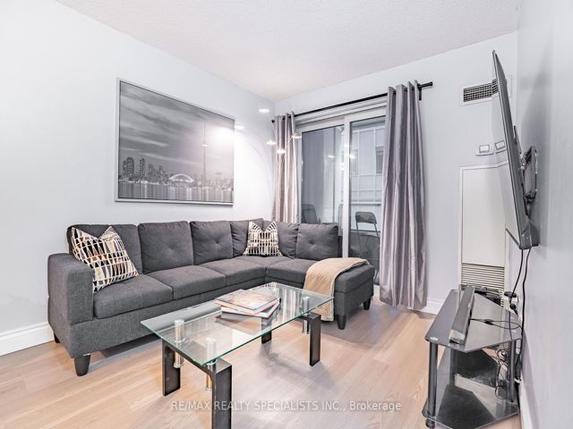 428 - 250 Wellington St W