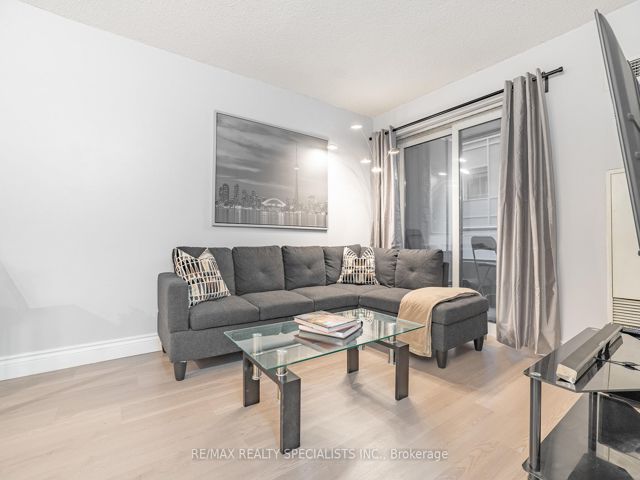 428 - 250 Wellington St W
