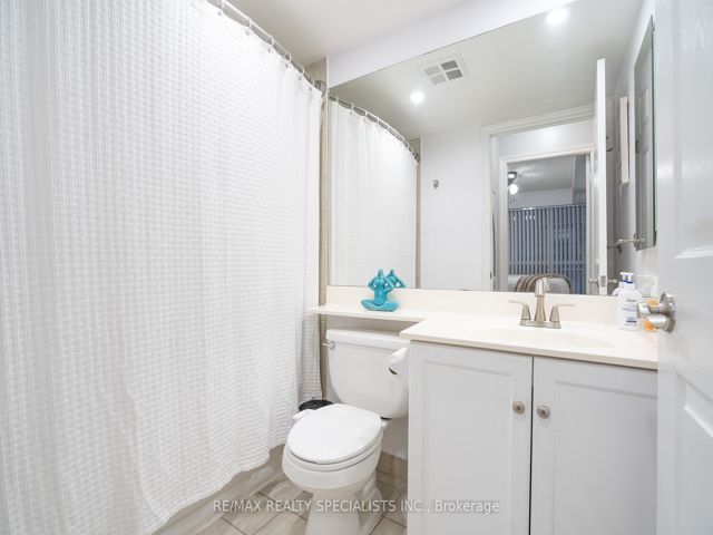 428 - 250 Wellington St W
