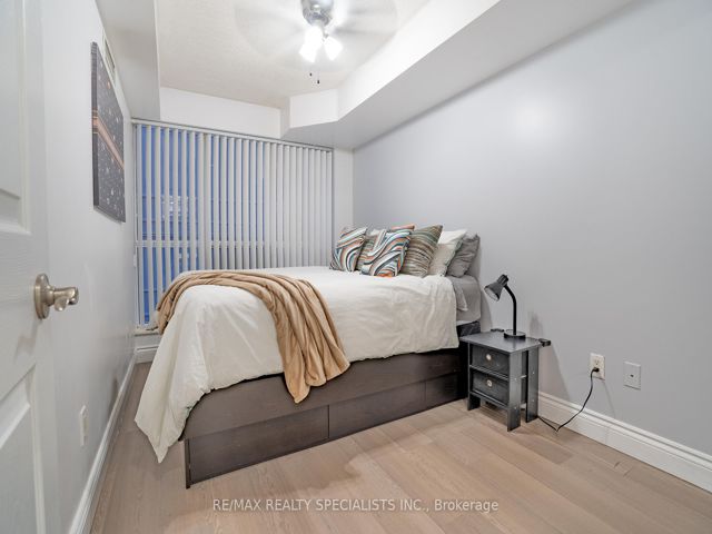 428 - 250 Wellington St W
