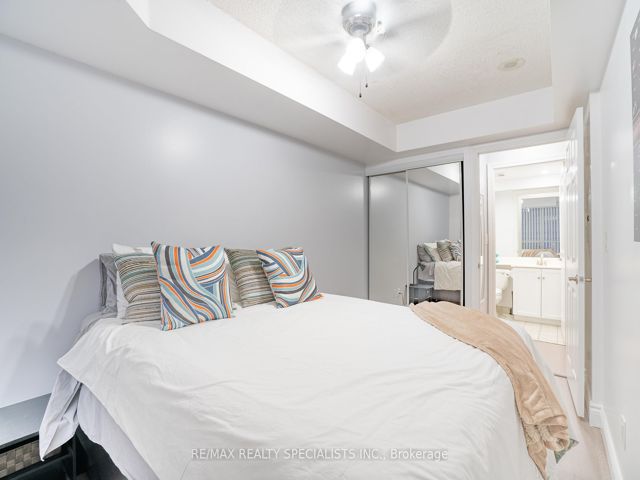 428 - 250 Wellington St W