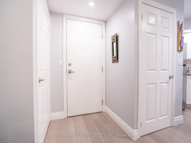 428 - 250 Wellington St W