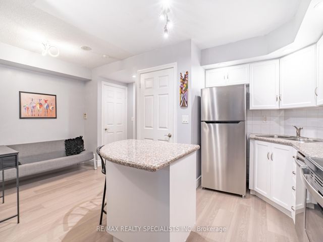 428 - 250 Wellington St W