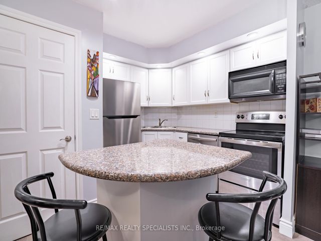 428 - 250 Wellington St W
