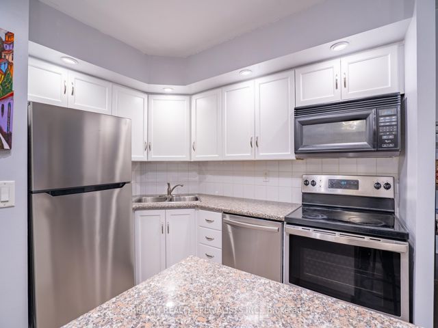 428 - 250 Wellington St W