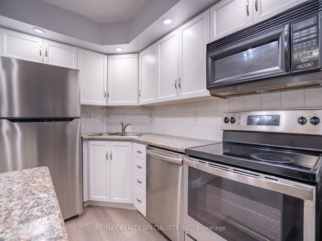 428 - 250 Wellington St W