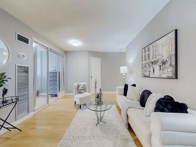1008 - 633 Bay St