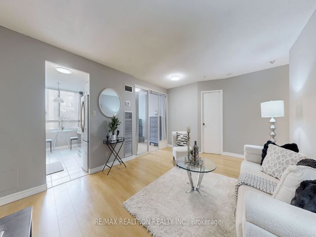 1008 - 633 Bay St