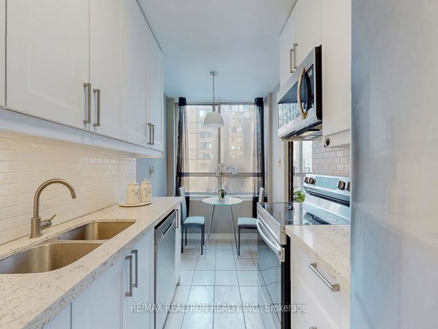 1008 - 633 Bay St