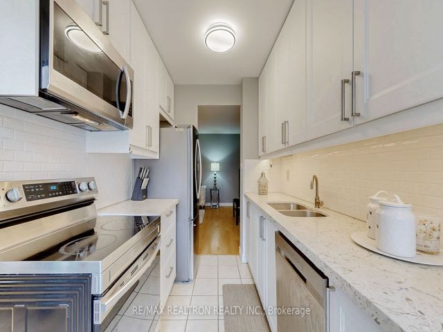 1008 - 633 Bay St