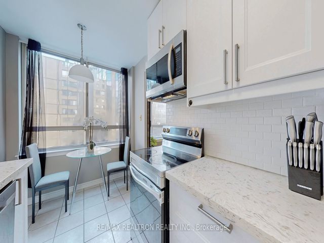 1008 - 633 Bay St