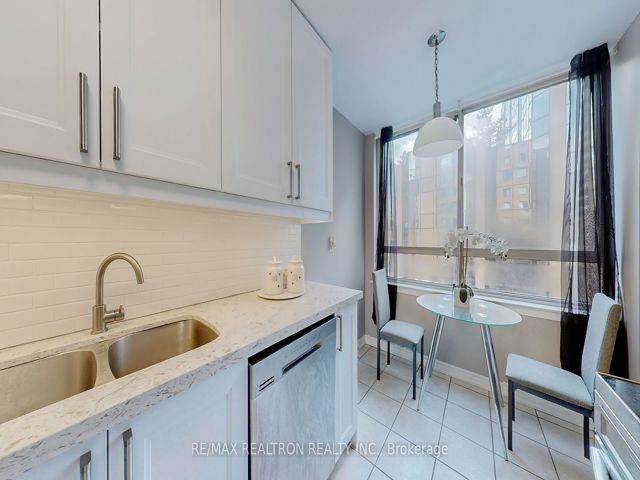 1008 - 633 Bay St