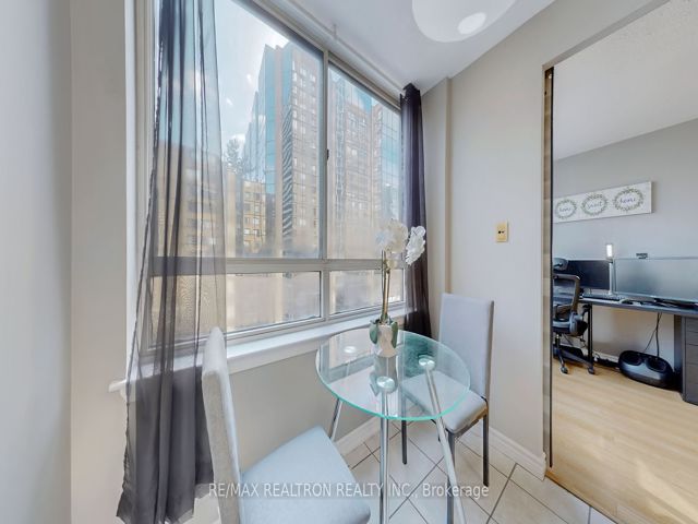1008 - 633 Bay St
