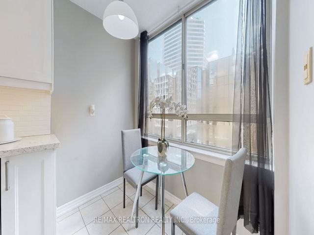 1008 - 633 Bay St