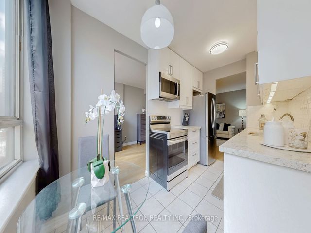 1008 - 633 Bay St
