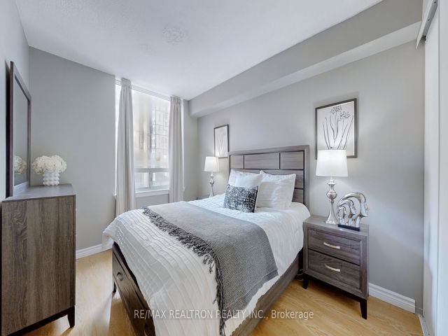 1008 - 633 Bay St
