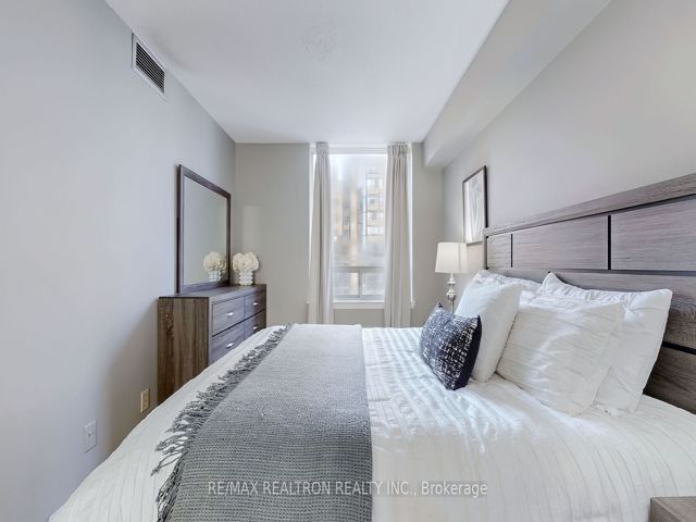 1008 - 633 Bay St