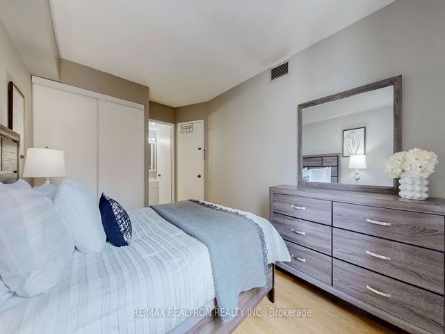 1008 - 633 Bay St