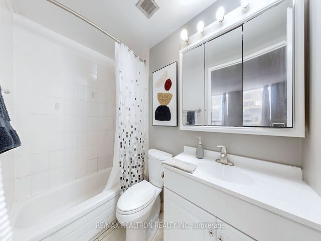 1008 - 633 Bay St