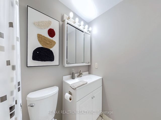 1008 - 633 Bay St
