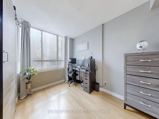 1008 - 633 Bay St