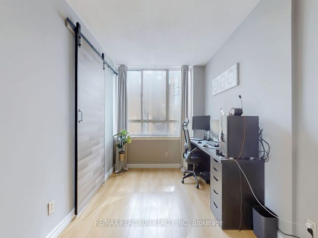 1008 - 633 Bay St