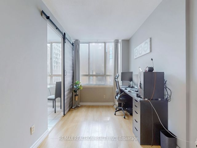 1008 - 633 Bay St
